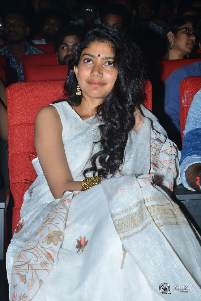 Sai-Pallavi-at-Padi-Padi-Leche-Manasu-Movie-Pre-Release-Event